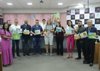 Escritora recebe homenagem na Câmara de Vereadores