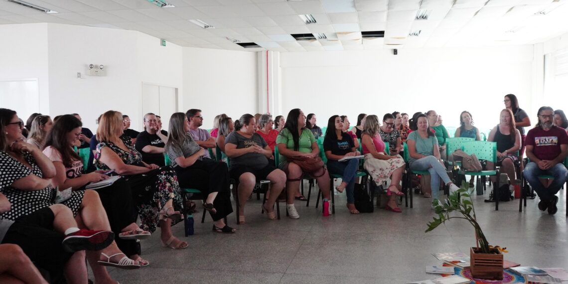 Equipes diretivas das escolas municipais de Campo Bom participam de formação sobre Comunicação Não-Violenta