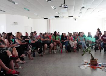 Equipes diretivas das escolas municipais de Campo Bom participam de formação sobre Comunicação Não-Violenta