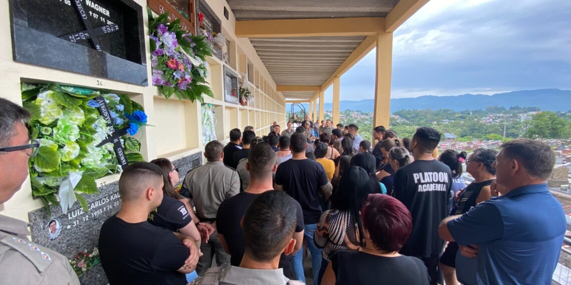 Colegas de farda, família e amigos se despedem de policial militar em Sapiranga