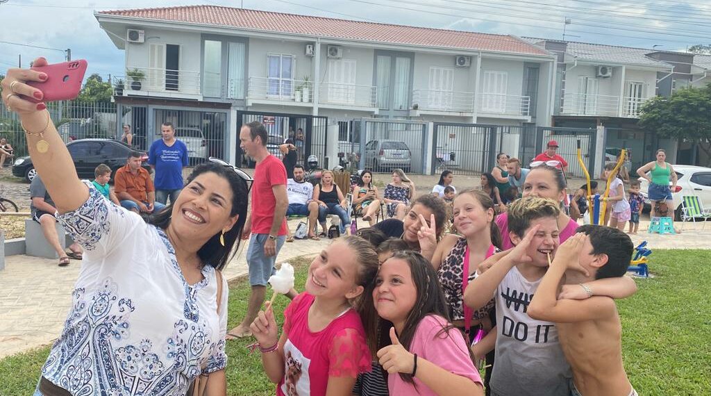 Famílias lotam praça durante inauguração em Sapiranga
