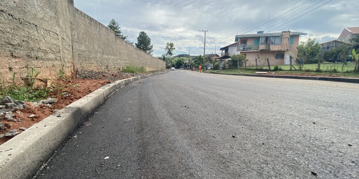 Asfalto começa a ganhar forma na rua Novo Hamburgo em Sapiranga