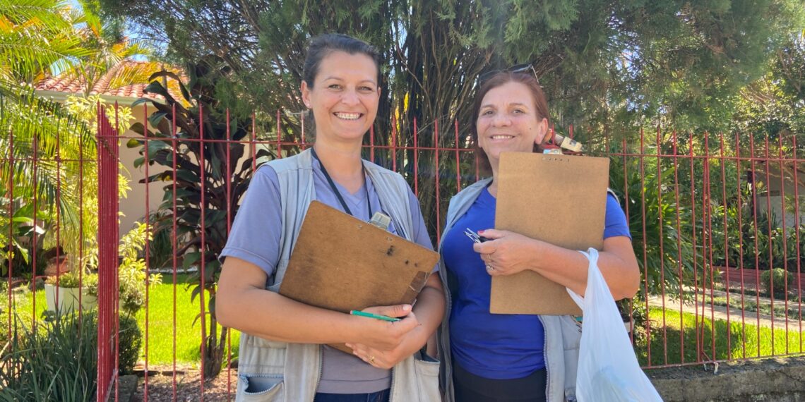 Agentes de endemias visitam casas e comércios no trabalho contra a dengue