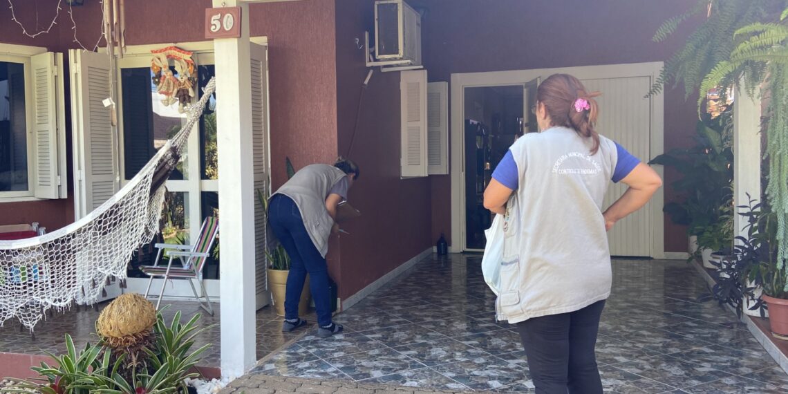Agentes de endemias visitam casas e comércios no trabalho contra a dengue