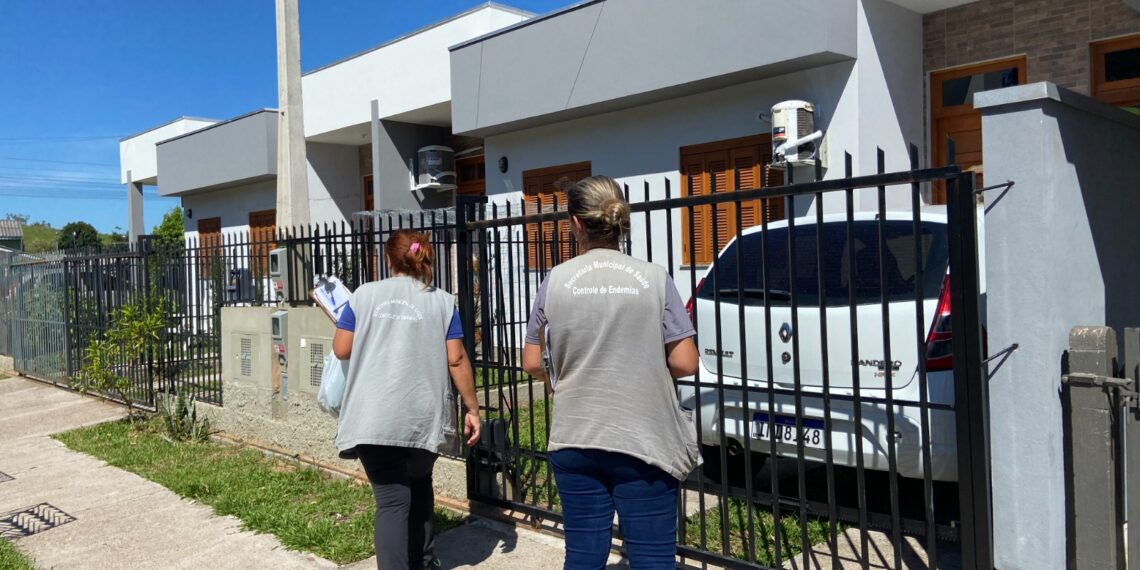 Agentes de endemias visitam casas e comércios no trabalho contra a dengue