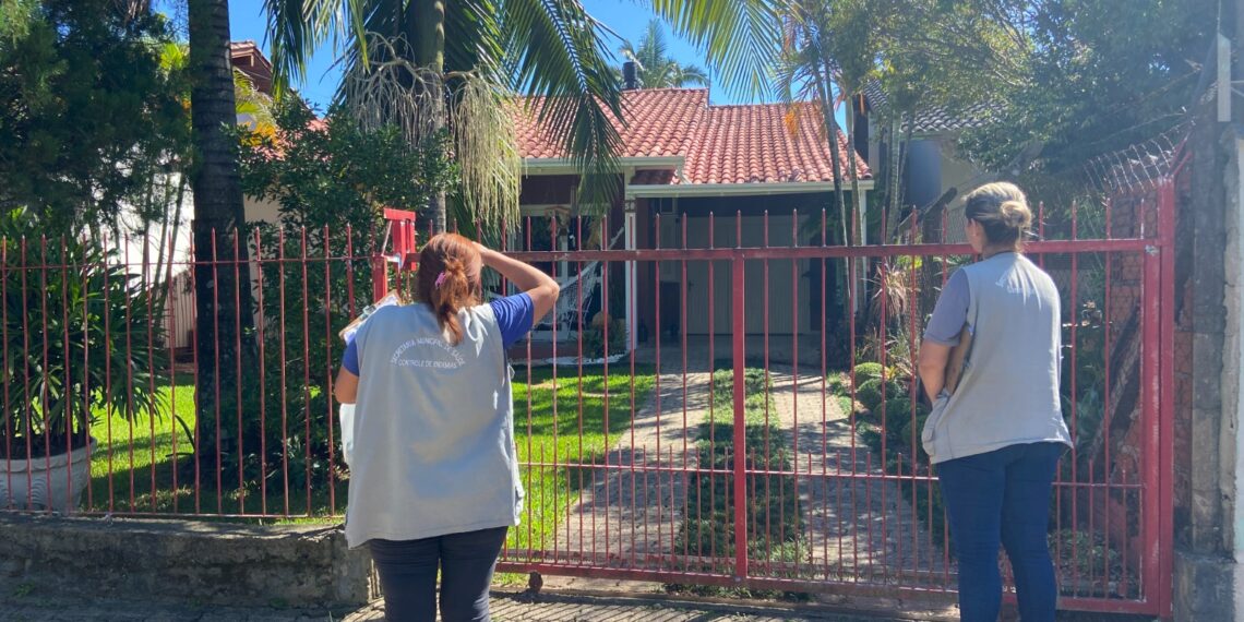 Agentes de endemias visitam casas e comércios no trabalho contra a dengue