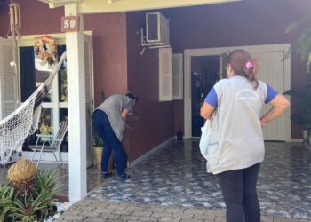 Agentes de endemias visitam casas e comércios no trabalho contra a dengue
