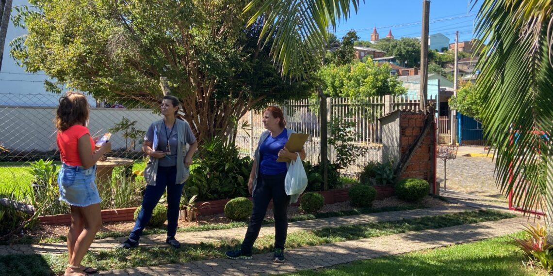 Agentes de endemias visitam casas e comércios no trabalho contra a dengue