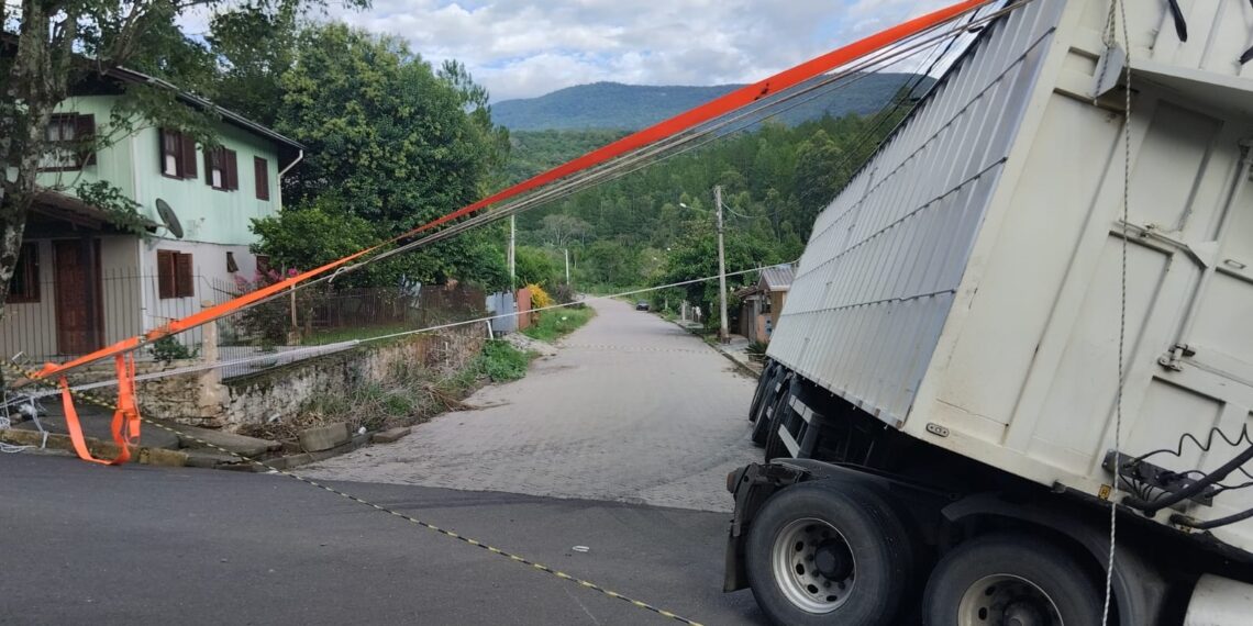 Caminhão tomba em pátio de residência na madrugada em Nova Hartz