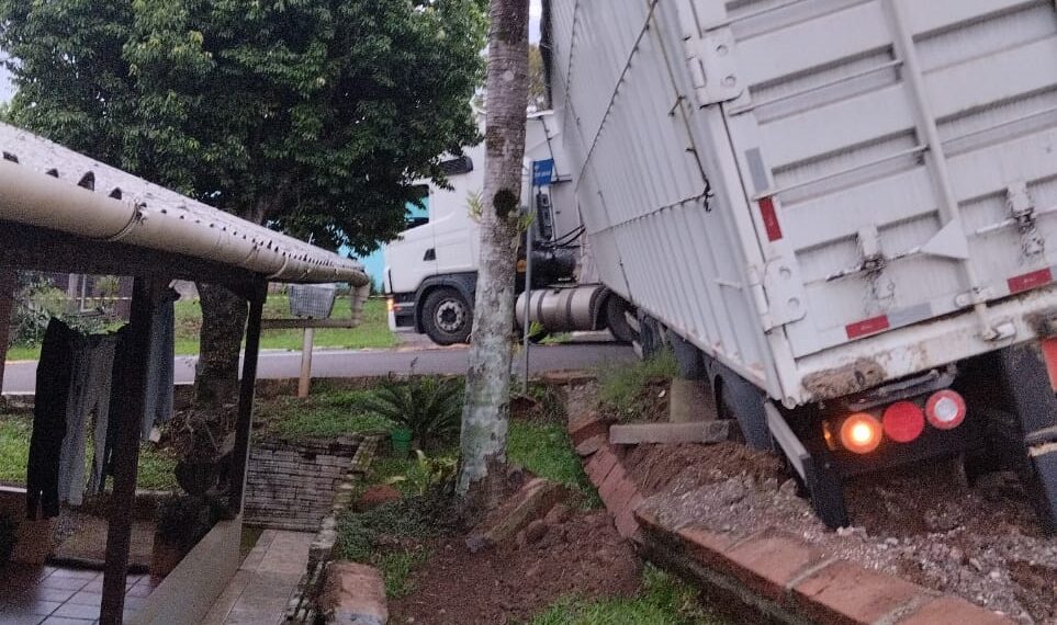 Caminhão tomba em pátio de residência na madrugada em Nova Hartz