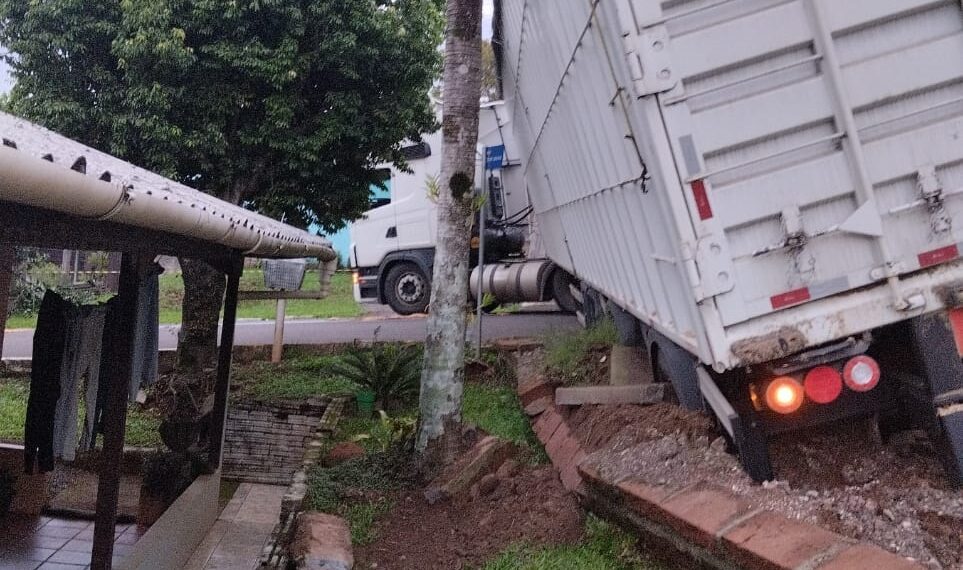 Caminhão tomba em pátio de residência na madrugada em Nova Hartz