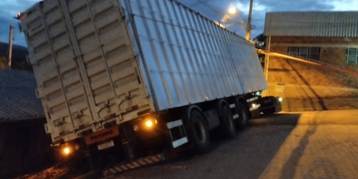 Caminhão tomba em pátio de residência na madrugada em Nova Hartz