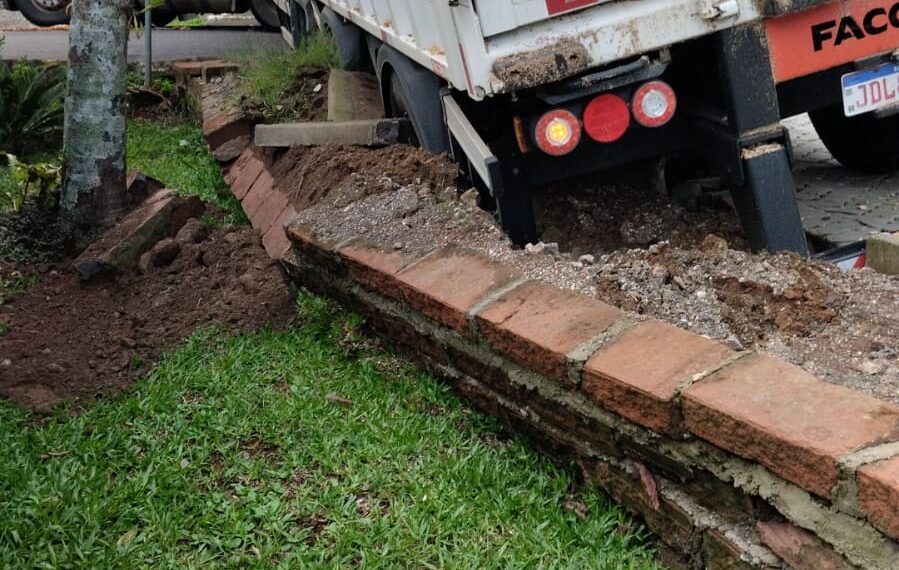 Caminhão tomba em pátio de residência na madrugada em Nova Hartz