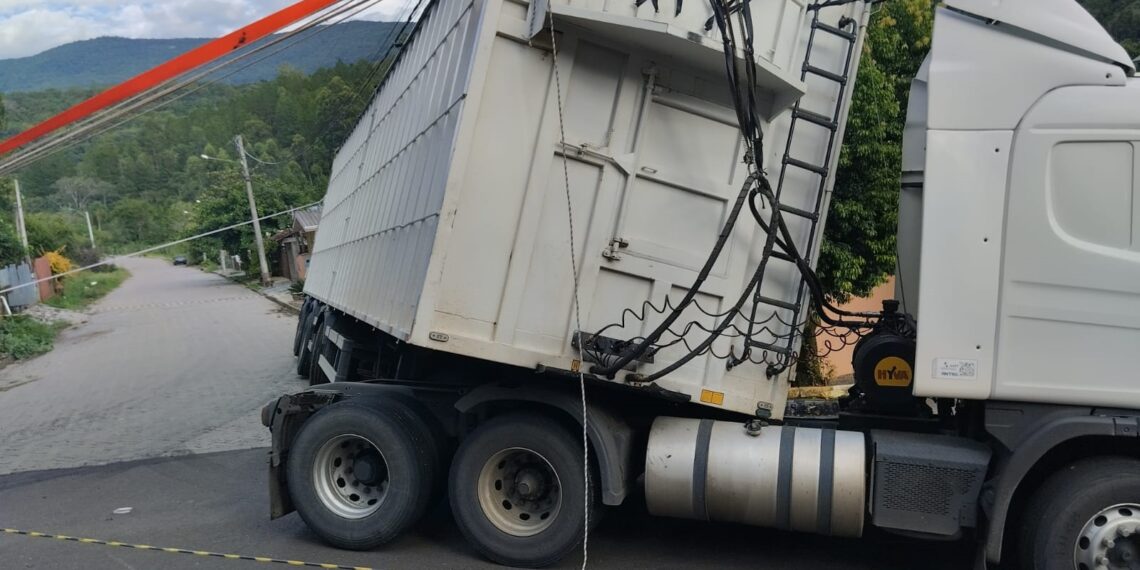 Caminhão tomba em pátio de residência na madrugada em Nova Hartz