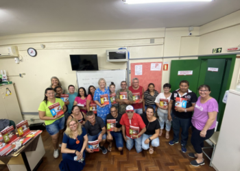 Prefeitura de Sapiranga entrega materiais de estudo para turmas de EJA