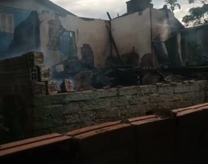 Residência é destruída pelo fogo na madrugada em Nova Hartz