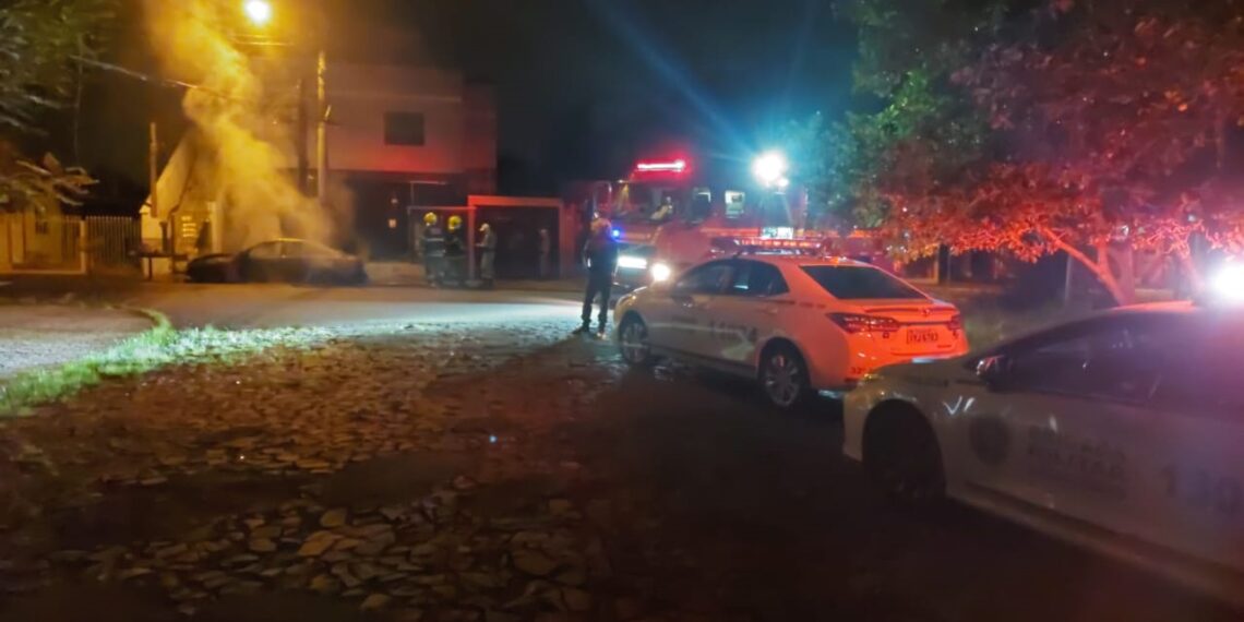 Bombeiros combatem fogo em veículo na madrugada em Sapiranga