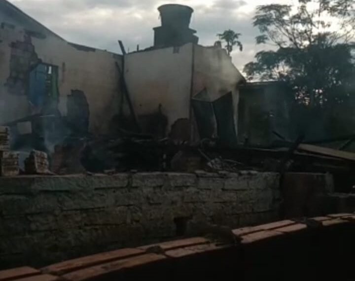 Residência é destruída pelo fogo na madrugada em Nova Hartz