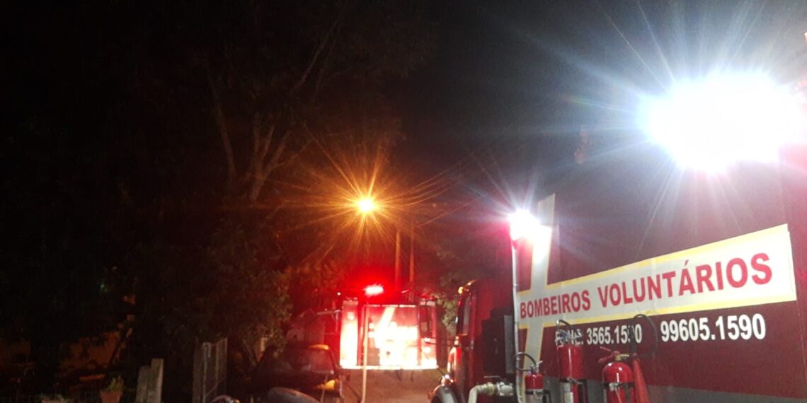 Residência é destruída pelo fogo na madrugada em Nova Hartz