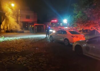 Bombeiros combatem fogo em veículo na madrugada em Sapiranga
