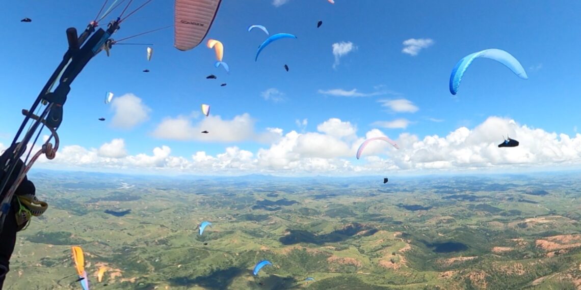 Pilotos da região disputam competições nacionais de parapente e asa-delta