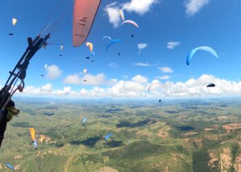 Pilotos da região disputam competições nacionais de parapente e asa-delta