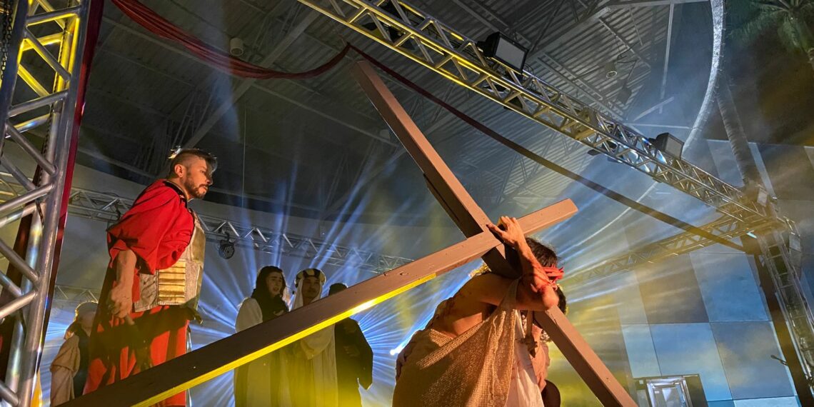 Encenação da Paixão de Cristo emociona o público em Campo Bom