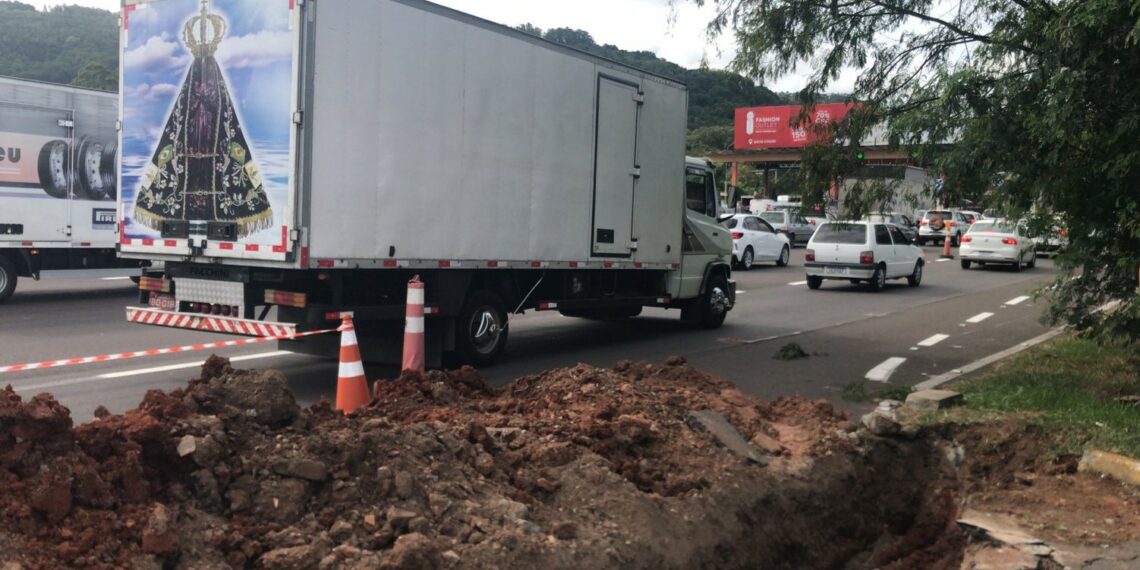 EGR abre cratera em rua próxima do pedágio na RS-239, em Campo Bom
