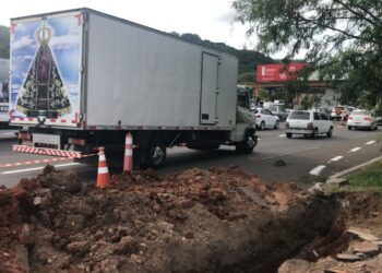EGR abre cratera em rua próxima do pedágio na RS-239, em Campo Bom
