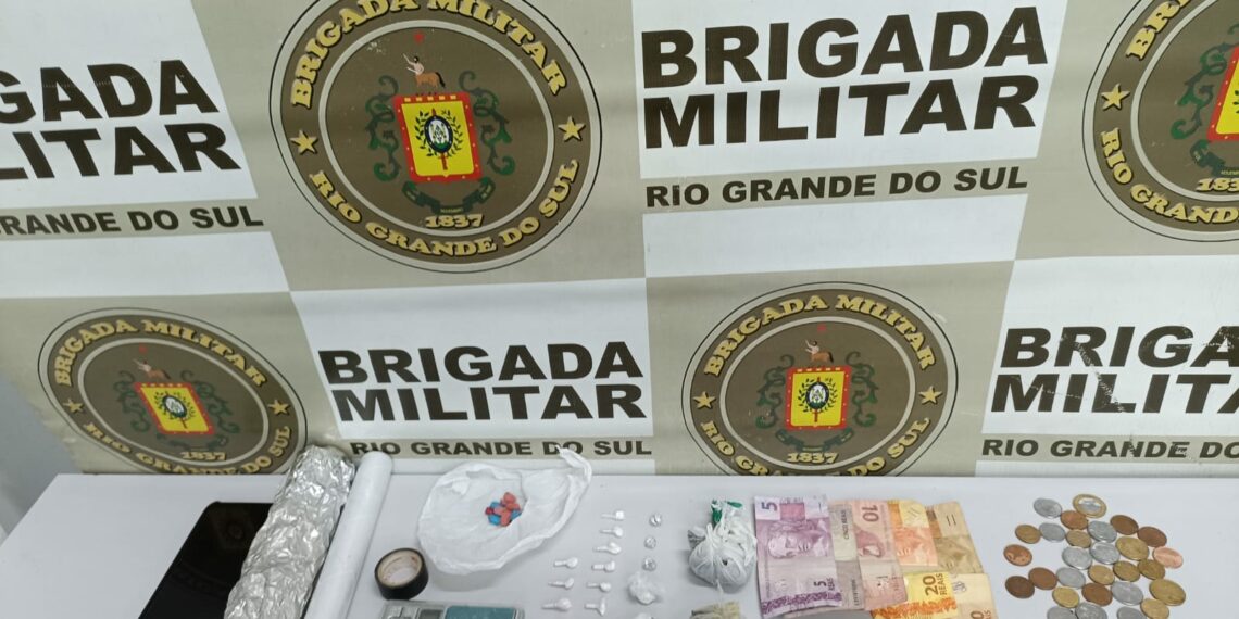 Jovem é preso por tráfico de drogas e direção perigosa em Araricá