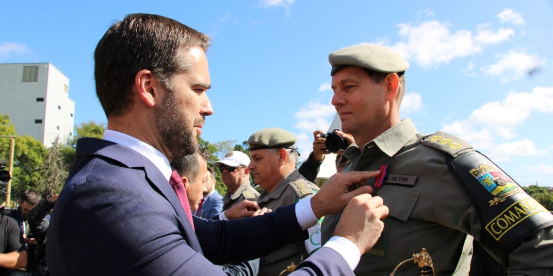Coronel João Ailton Iaruchewski recebe Medalha Cruz de Ferro