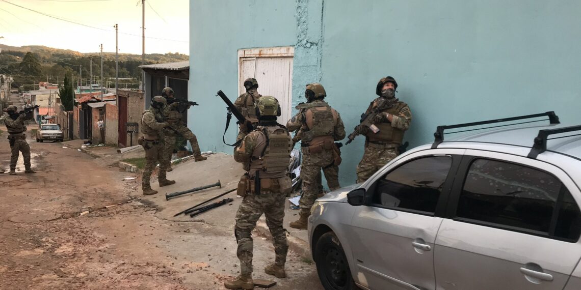 Operação contra facção envolvida em homicídios e lavagem de dinheiro cumpre mandado em Campo Bom