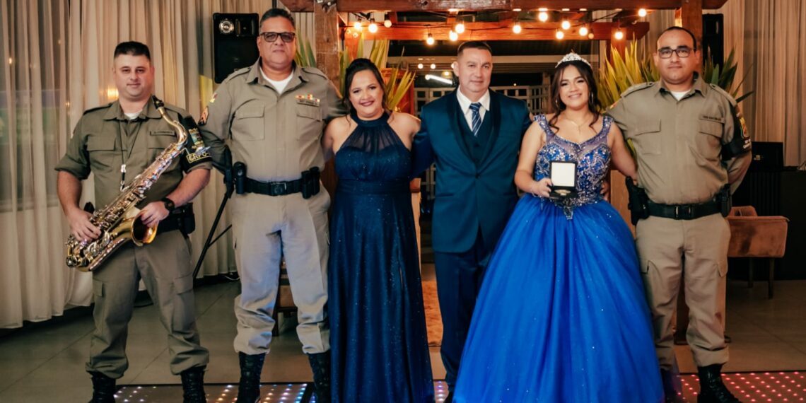 Debutante recebe visita surpresa da BM na sua festa em Campo Bom