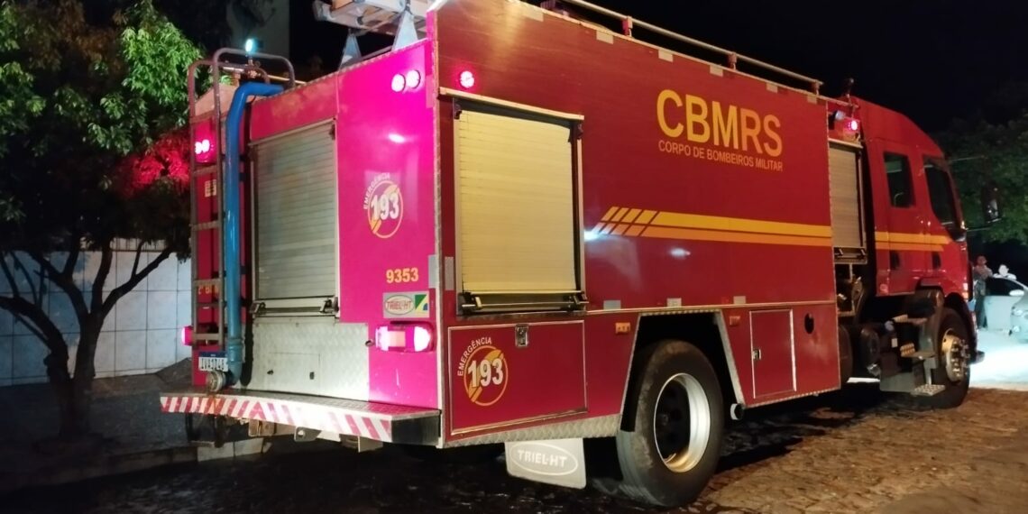 Incêndio atinge residência no bairro Floresta, em Sapiranga
