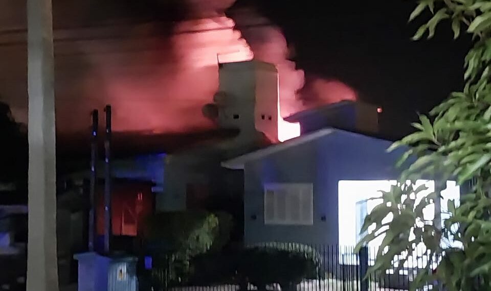 Incêndio atinge residência no bairro Floresta, em Sapiranga
