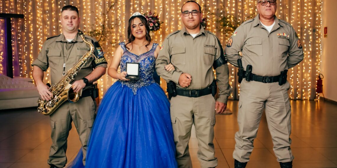 Debutante recebe visita surpresa da BM na sua festa em Campo Bom