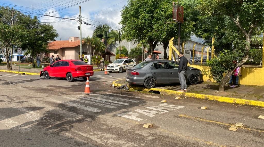 Colisão entre dois carros é registrada no Centro de Nova Hartz