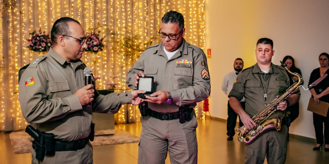Debutante recebe visita surpresa da BM na sua festa em Campo Bom