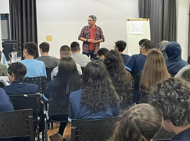 Mauro Vila Real aproxima alunos da Arte em palestra no Instituto Estadual de Educação Sapiranga
