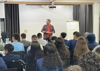 Mauro Vila Real aproxima alunos da Arte em palestra no Instituto Estadual de Educação Sapiranga