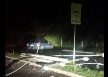 Carro derruba poste e deixa moradores sem luz em Campo Bom