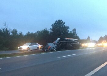 Caminhão tomba dentro de valeta na RS-239 em trecho de Araricá