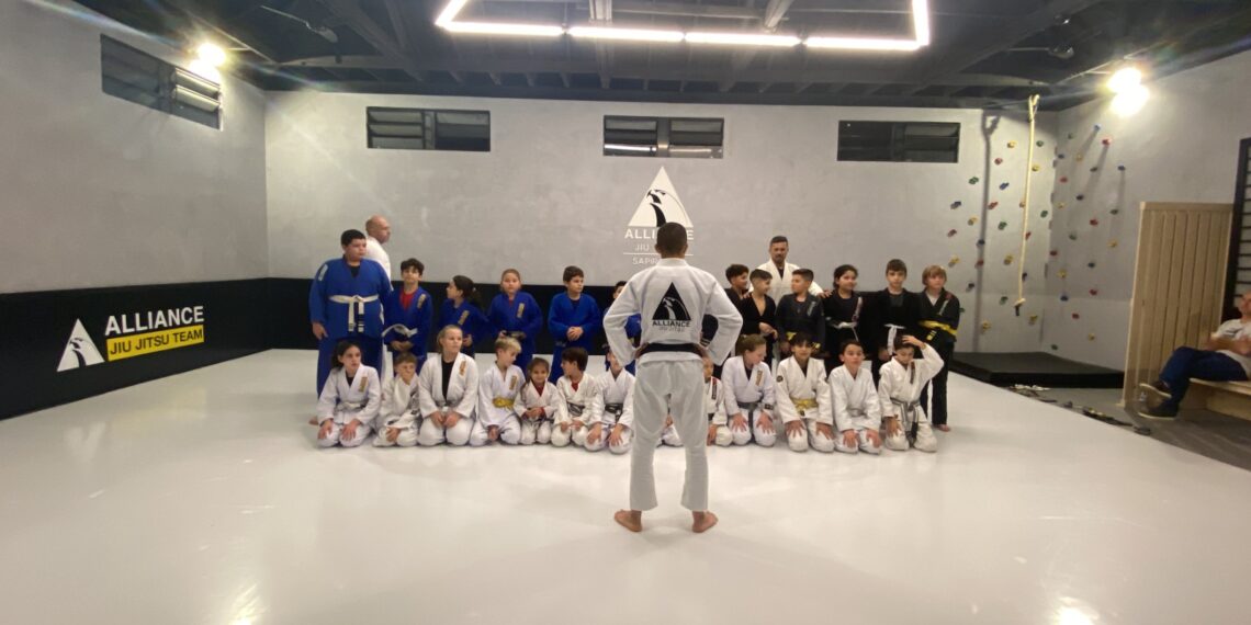 Academia de jiu-jitsu sapiranguense se destaca no estado com equipe Kids