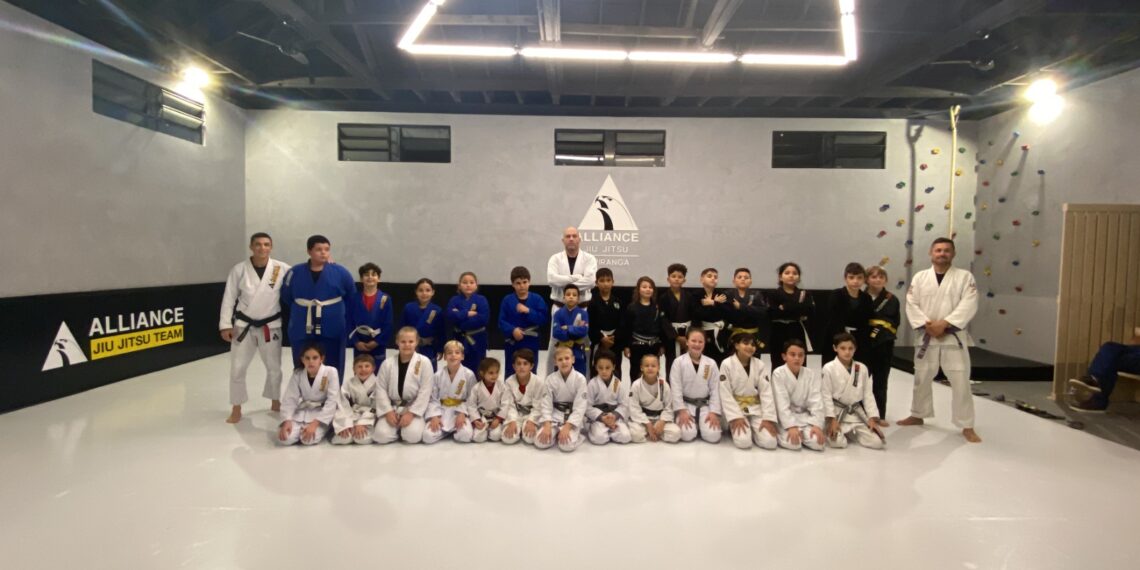 Academia de jiu-jitsu sapiranguense se destaca no estado com equipe Kids