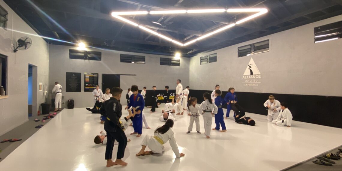 Academia de jiu-jitsu sapiranguense se destaca no estado com equipe Kids