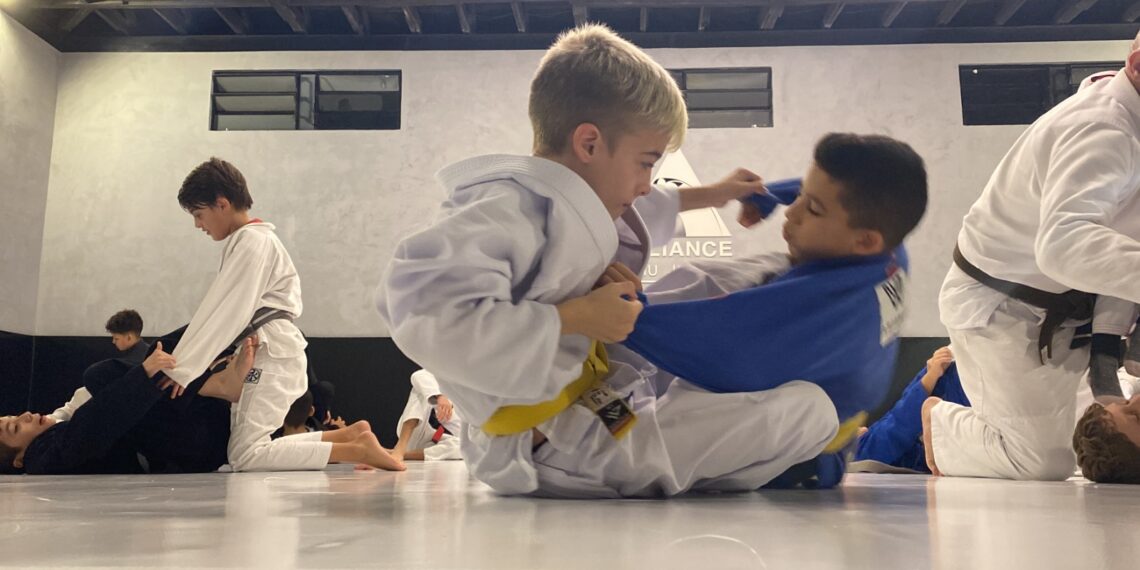 Academia de jiu-jitsu sapiranguense se destaca no estado com equipe Kids
