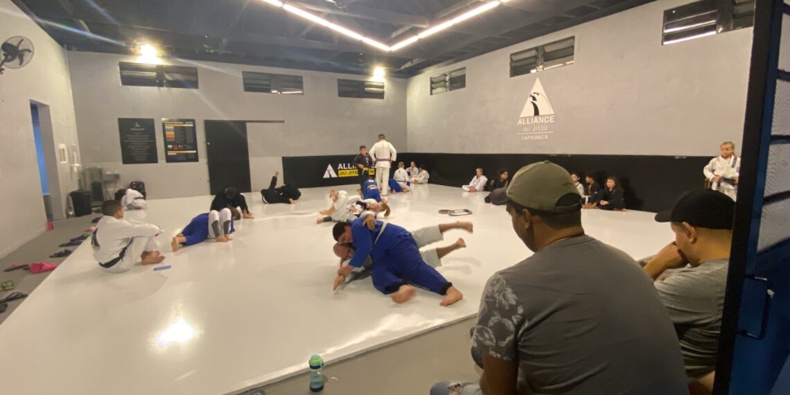 Academia de jiu-jitsu sapiranguense se destaca no estado com equipe Kids