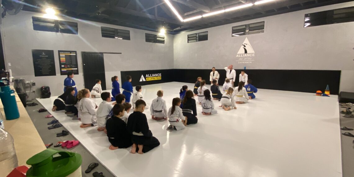 Academia de jiu-jitsu sapiranguense se destaca no estado com equipe Kids