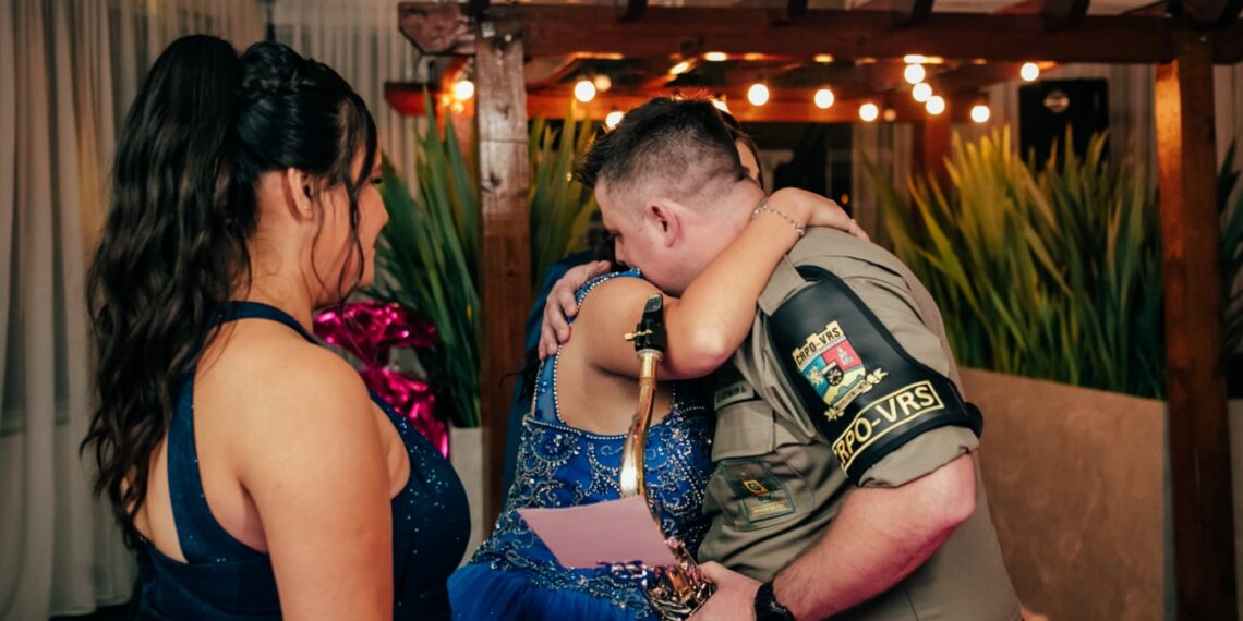 Debutante recebe visita surpresa da BM na sua festa em Campo Bom