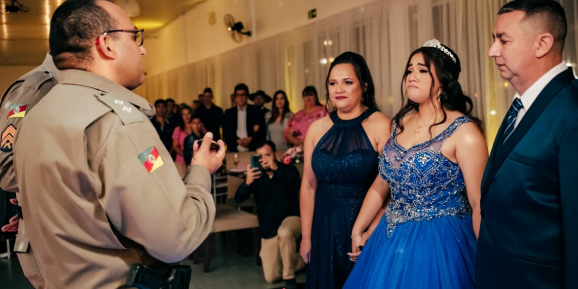 Debutante recebe visita surpresa da BM na sua festa em Campo Bom